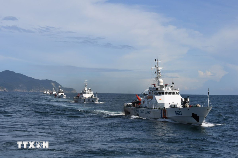 Biên đội tàu Bộ Tư lệnh Vùng Cảnh sát biển 2 thực hiện nhiệm vụ trên biển. (Ảnh: Đoàn Hữu Trung/TTXVN)