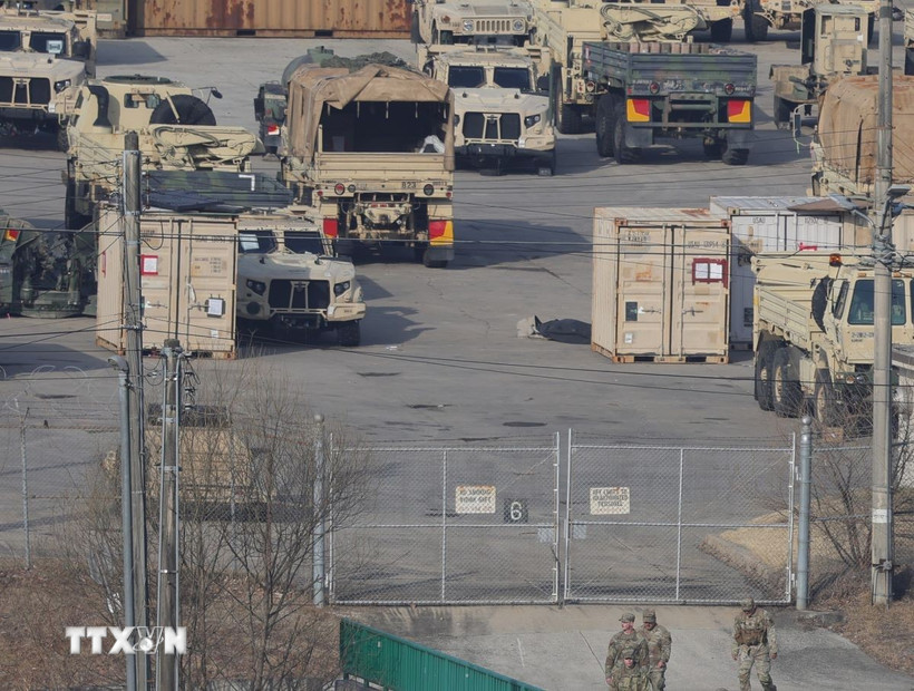 Xe quân sự Mỹ tại căn cứ ở Dongducheon, Hàn Quốc ngày 5/3/2026. (Ảnh: Yonhap/TTXVN)
