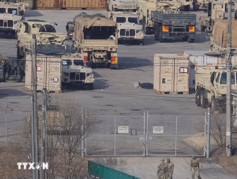 Xe quân sự Mỹ tại căn cứ ở Dongducheon, Hàn Quốc ngày 5/3/2026. (Ảnh: Yonhap/TTXVN)