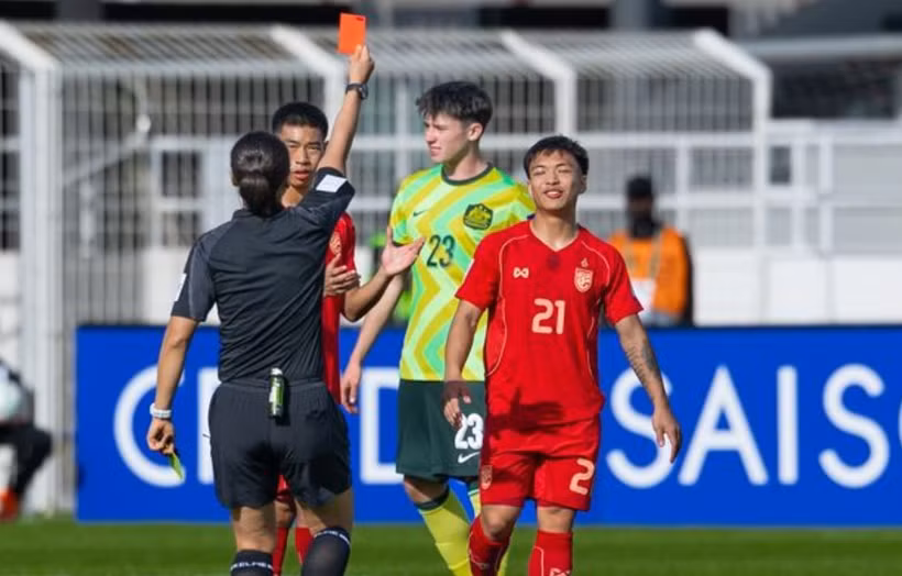 Phon Ek Maneekorn lĩnh thẻ đỏ, khiến U23 Thái Lan thua ngược ngày ra quân. (Nguồn: AFC)