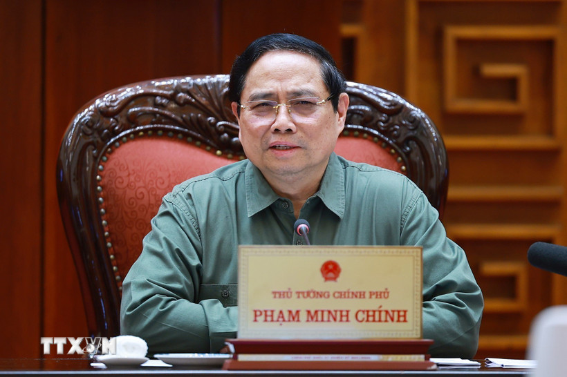 Thủ tướng Phạm Minh Chính chủ trì họp về công tác khắc phục hư hỏng công trình cầu sông Lô thuộc địa bàn xã Đoan Hùng, tỉnh Phú Thọ. (Ảnh: Dương Giang/TTXVN)