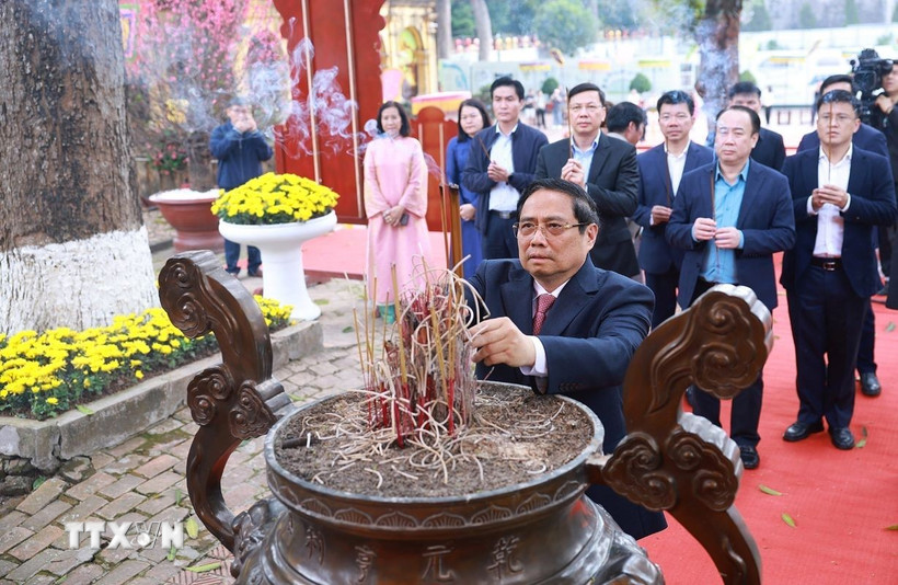 Thủ tướng Phạm Minh Chính dâng hương tại Khu di tích Hoàng thành Thăng Long. (Ảnh: Dương Giang/TTXVN)