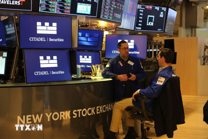 Giao dịch viên tại sàn chứng khoán New York, Mỹ. (Ảnh: THX/TTXVN)