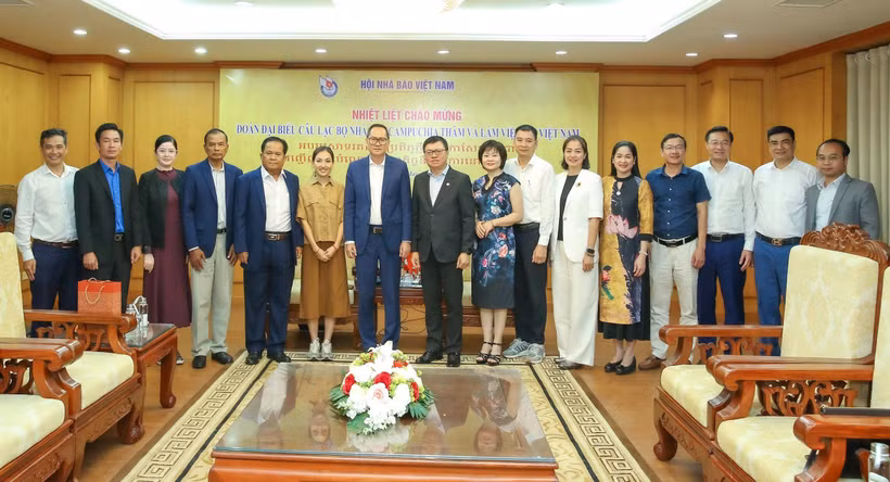 Ông Lê Quốc Minh, Ủy viên Trung ương Đảng, Phó Trưởng Ban Tuyên giáo và Dân vận Trung ương, Tổng Biên tập Báo Nhân Dân, Chủ tịch Hội Nhà báo Việt Nam tiếp ông Puy Kea, Chủ tịch Câu lạc bộ Nhà báo Campuchia cùng đoàn công tác.