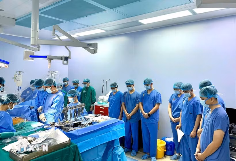 Tri ân nghĩa cử cao đẹp của người hiến tạng. (Ảnh: TTXVN phát)