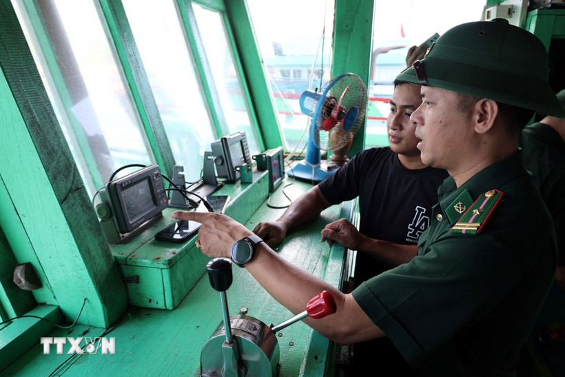 Cán bộ, chiến sỹ Đồn Biên phòng Sơn Trà (Ban chỉ huy Bộ đội Biên phòng thành phố Đà Nẵng) kiểm tra các thiết bị thông tin liên lạc trên tàu cá của ngư dân. (Ảnh: Đỗ Trưởng/TTXVN)