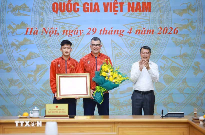 Thủ tướng Lê Minh Hưng tặng bằng khen cho đội tuyển bóng đá nam U17 Quốc gia Việt Nam. (Ảnh: Dương Giang/TTXVN)