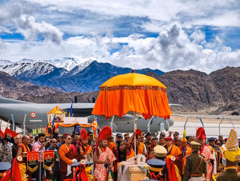 Lễ đón Xá lợi Đức Phật tại sân bay ở Vùng lãnh thổ Ladakh. (Ảnh: Liên đoàn Phật giáo Quốc tế cung cấp)