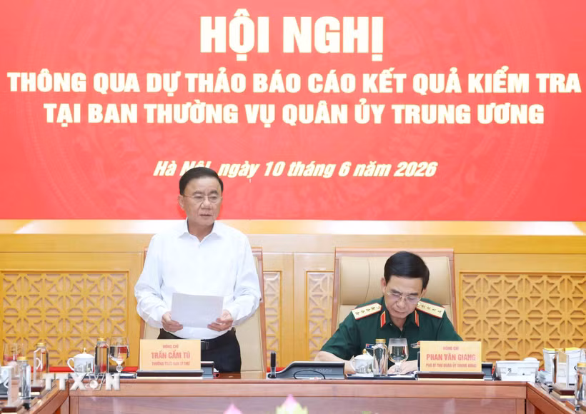 Đồng chí Trần Cẩm Tú, Ủy viên Bộ Chính trị, Thường trực Ban Bí thư, Trưởng Đoàn Kiểm tra, giám sát số 12 của Bộ Chính trị phát biểu chỉ đạo hội nghị. (Ảnh: Phương Hoa/TTXVN)