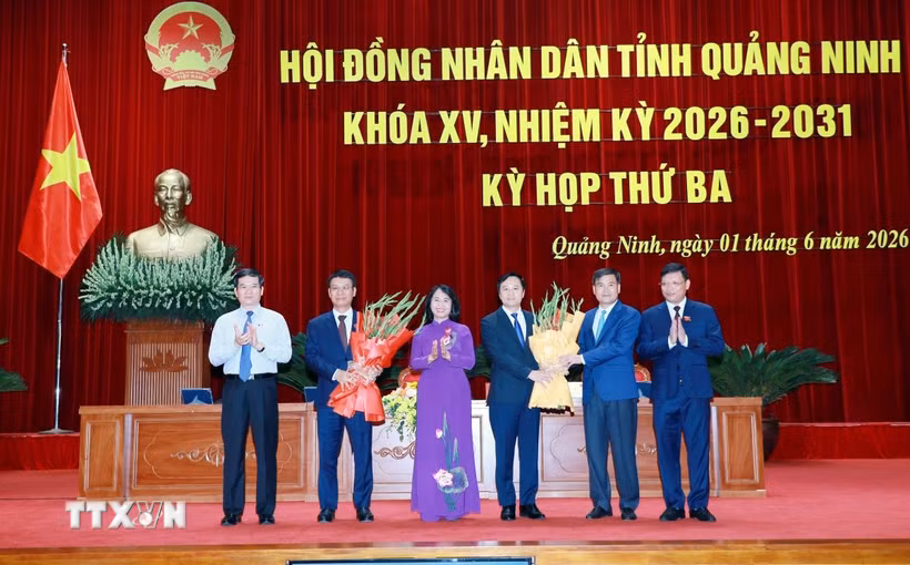 Ông Nguyễn Hồng Dương (thứ 2, từ trái sang) được bầu giữ chức Phó Chủ tịch HĐND tỉnh. (Ảnh: Văn Đức/TTXVN)