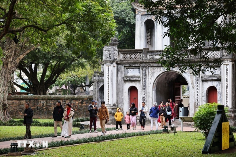 Người dân tham quan di tích Văn Miếu-Quốc Tử Giám. (Ảnh: Minh Đức/TTXVN)