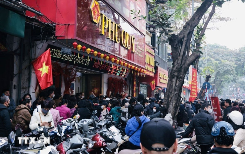 Dòng người xếp hàng chờ mua vàng trên phố Trần Nhân Tông (ảnh chụp lúc 9 giờ ngày 29/1). (Ảnh: Trần Việt/TTXVN)
