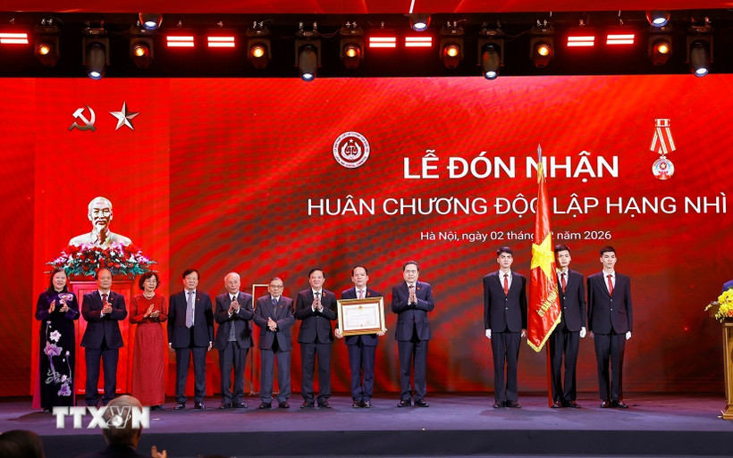 Chủ tịch Quốc hội Trần Thanh Mẫn trao Huân chương Độc lập hạng Nhì của Chủ tịch nước tặng Ủy ban Pháp luật và Tư pháp của Quốc hội. (Ảnh: Doãn Tấn/TTXVN)