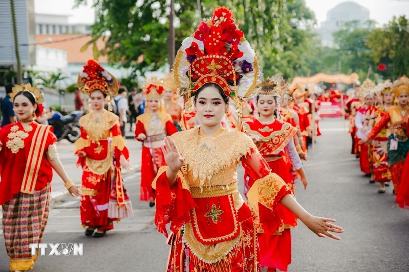 Các nghệ sỹ trong điệu múa truyền thống. (Ảnh: Đỗ Quyên/TTXVN)