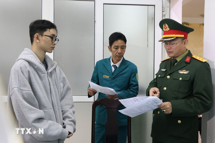 Lãnh đạo Ban Chỉ huy Phòng thủ khu vực 1- Hương Trà thành phố Huế giám sát toàn bộ quy trình khám tuyển quân trên địa bàn khu vực. (Ảnh: Mai Trang/TTXVN)