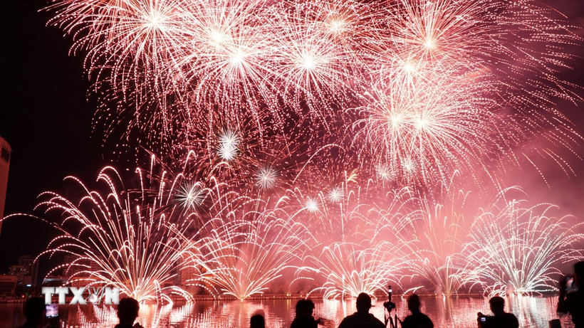 Pháo hoa thắp sáng sông Hàn tại Lễ hội pháo hoa Quốc tế Đà Nẵng 2025. (Ảnh: Quốc Dũng/TTXVN)