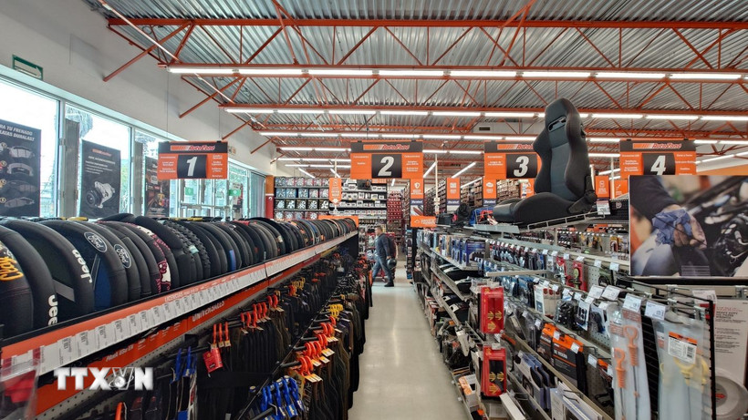 Linh kiện ô tô do Mexico sản xuất trong tổng kho hàng hóa dành cho xuất khẩu tại một cảng cạn ở thủ đô Mexico City. (Ảnh: Phi Hùng/TTXVN)