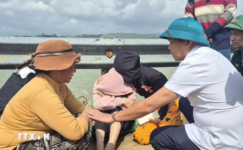 Ông Đào Mỹ, Phó Chủ tịch UBND tỉnh Đắk Lắk động viên gia đình các nạn nhân. (Ảnh: Tường Quân/TTXVN)