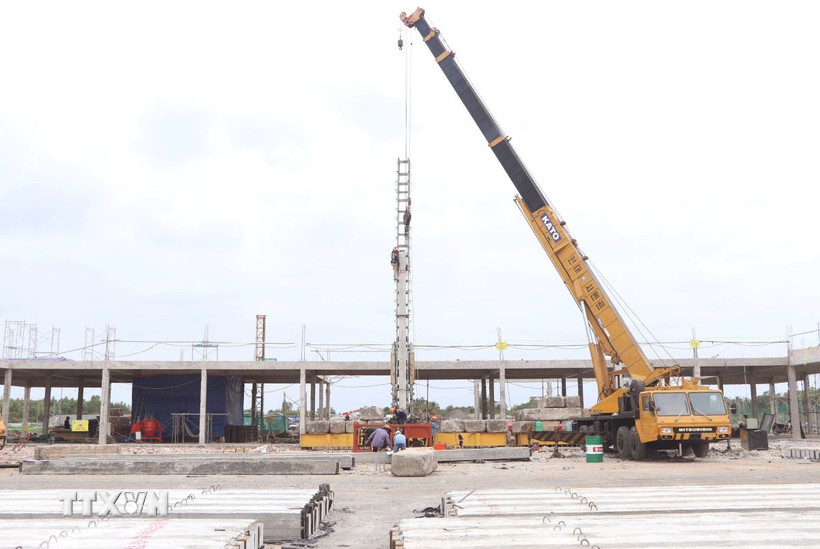 Công nhân tiến hành thi công ép cọc tại dự án nâng cấp, mở rộng Cảng hàng không Cà Mau. (Ảnh: Tuấn Phi/TTXVN)