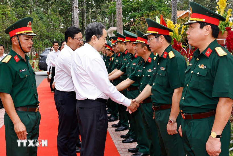 Chủ tịch Quốc hội Trần Thanh Mẫn thăm, làm việc với Sư đoàn 9, Quân đoàn 34. (Ảnh: Doãn Tấn/TTXVN)