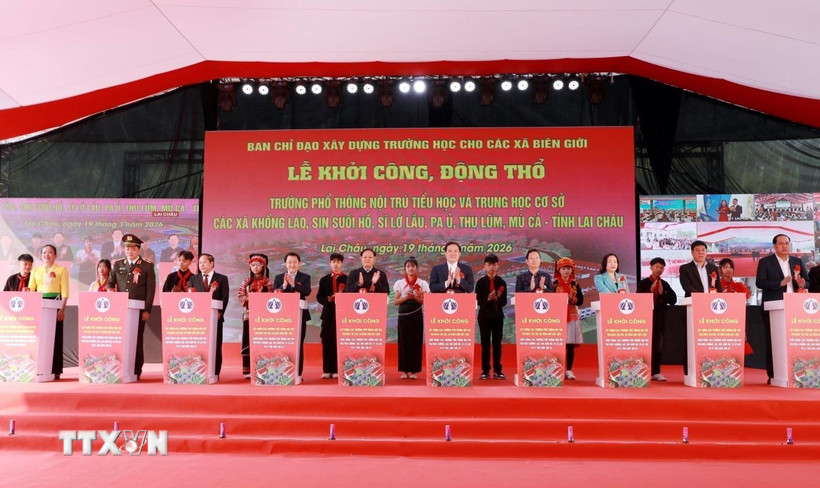 Các đại biểu thực hiện nghi thức khởi công công trình tại xã Khổng Lào (Lai Châu). (Ảnh: Quý Trung/TTXVN)