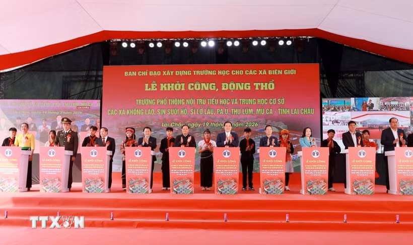 Các đại biểu thực hiện nghi thức khởi công công trình tại xã Khổng Lào (Lai Châu). (Ảnh: Quý Trung/TTXVN)