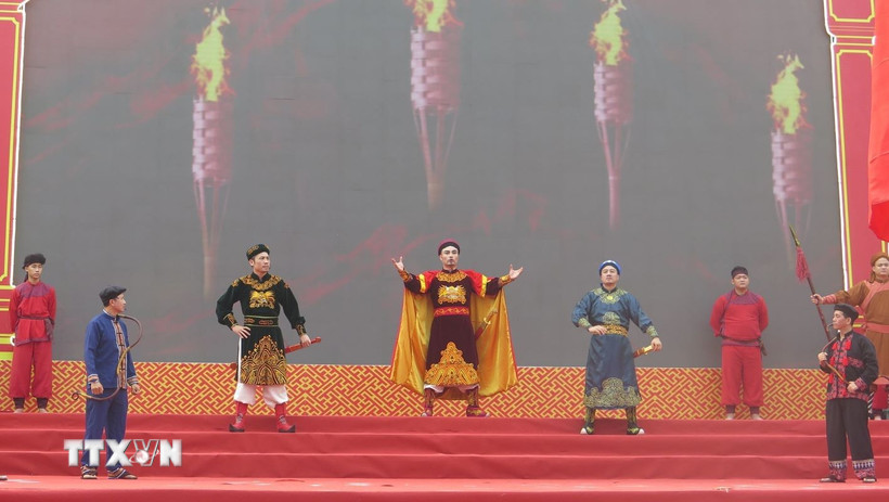 Màn diễn sử thi với chủ đề “Lào Cai khí thiêng tụ đất biên cương." (Ảnh: Hương Thu/TTXVN)