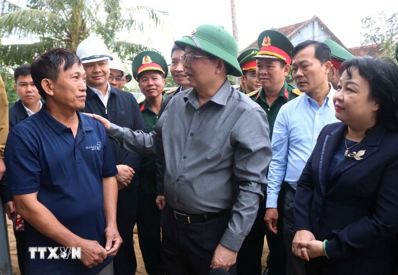 Đoàn công tác thăm hỏi người dân chịu ảnh hưởng của thiên tai. (Ảnh: TTXVN phát)