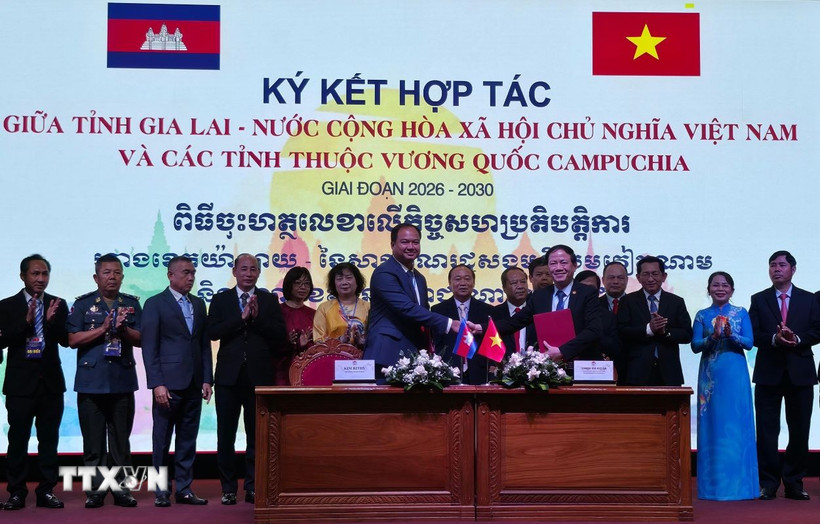 Chủ tịch UBND tỉnh Gia Lai Phạm Anh Tuấn trao biên bản ký kết hợp tác cho Tỉnh trưởng tỉnh Preah Vihear. (Ảnh: Đình Quân/TTXVN)