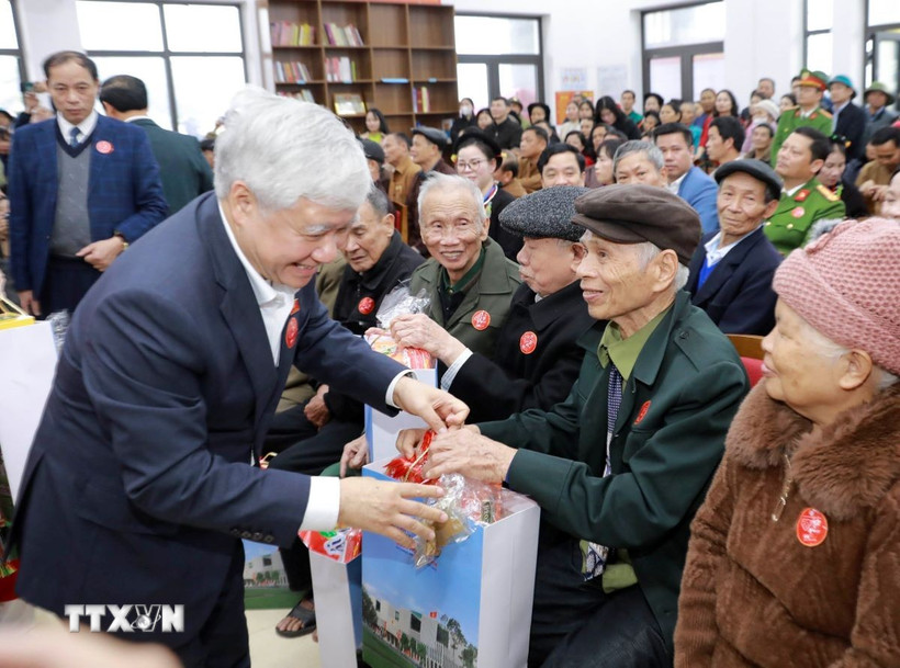 Phó Chủ tịch Thường trực Quốc hội Đỗ Văn Chiến trao quà cho các đảng viên trên 50 năm tuổi đảng xã Đạo Trù. (Ảnh: Hoàng Hùng/TTXVN)