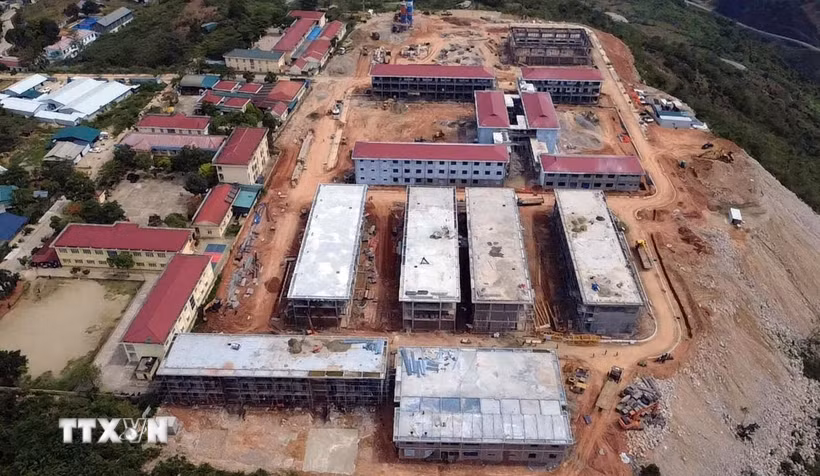 Trường Phổ thông nội trú liên cấp Tiểu học và Trung học cơ sở Pa Tần đang được gấp rút thi công. (Ảnh: Quý Trung/TTXVN)