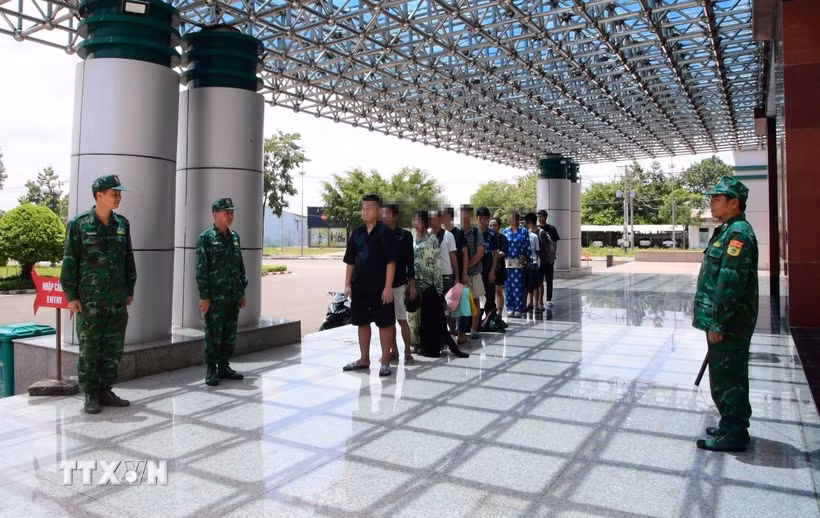 12 công dân Việt Nam do phía Campuchia trao trả tại cửa khẩu Quốc tế Hoa Lư (Đồng Nai). (Ảnh: Đậu Tất Thành/TTXVN)