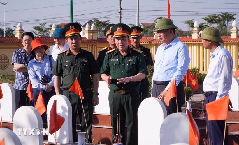 Chủ tịch UBND tỉnh Hưng Yên Nguyễn Mạnh Quyền kiểm tra việc thực hiện lấy mẫu hài cốt liệt sỹ chưa xác định được danh tính tại Nghĩa trang liệt sỹ Hưng Nhân (xã Long Hưng, tỉnh Hưng Yên). (Ảnh: Nguyễn Công Hải/TTXVN)