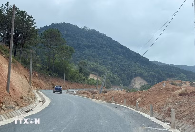 Tuyến đường bộ ĐT.722 sau khi hoàn thiện sẽ hình thành mạch giao thông kết nối từ phường Langbiang-Đà Lạt đi xã Đam Rông 4 và đấu nối với tỉnh Đắk Lắk. (Ảnh: Nguyễn Dũng/TTXVN)
