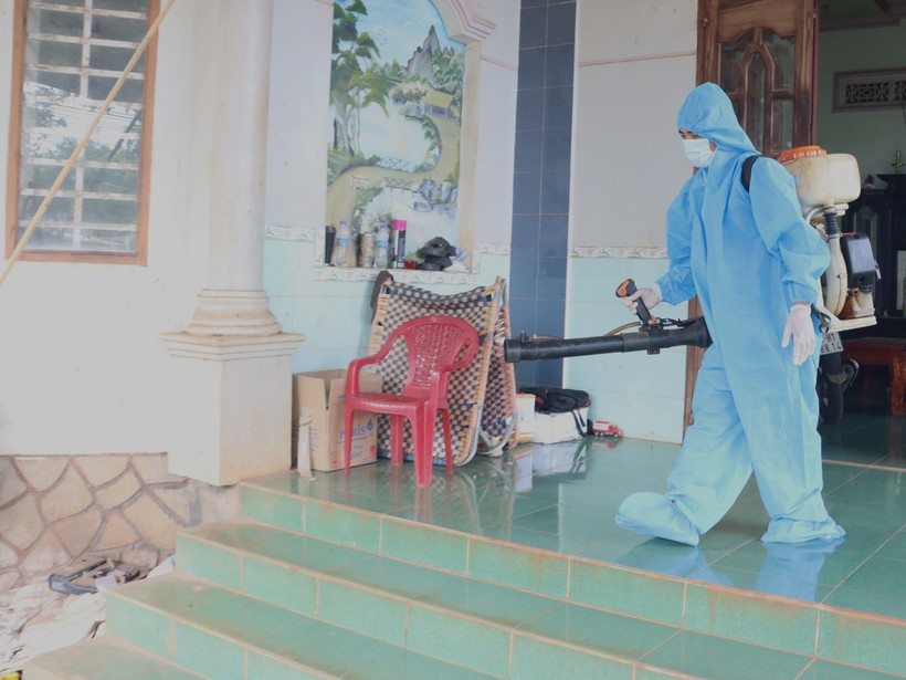 Phun hóa chất diệt muỗi. (Ảnh: TTXVN)