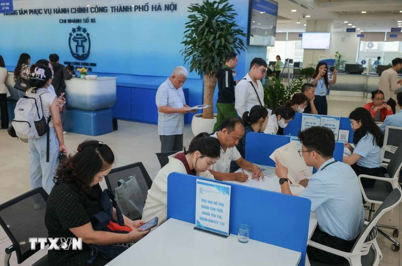 Công dân đến làm thủ tục hành chính được hướng dẫn, tư vấn miễn phí, giải đáp những thắc mắc về các thủ tục, đặc biệt trong thủ tục đất đai. (Ảnh: Hoàng Hiếu/TTXVN)