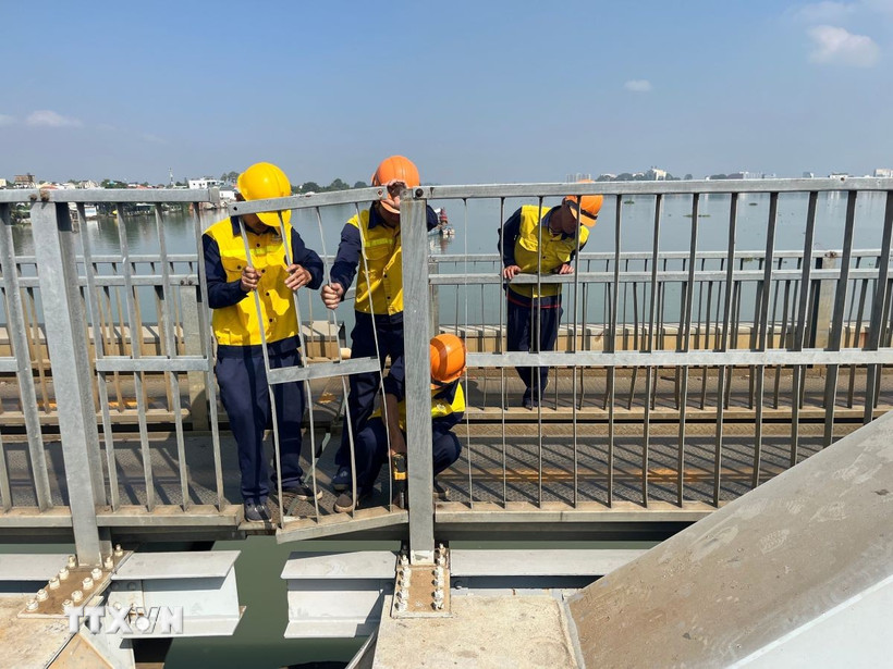 Công nhân đường sắt nỗ lực khắc phục sự cố cầu Ghềnh sau khi xảy ra tai nạn khiến tuyến đường sắt Bắc-Nam gián đoạn. (Ảnh: Sỹ Tuyên/TTXVN)