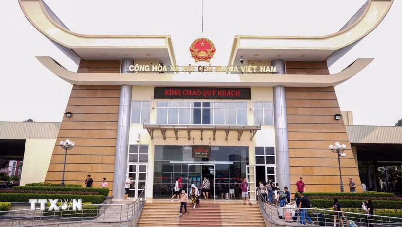 Hoạt động xuất nhập cảnh tại Cửa khẩu quốc tế Mộc Bài, xã Bến Cầu, tỉnh Tây Ninh. (Ảnh: Minh Phú/TTXVN)