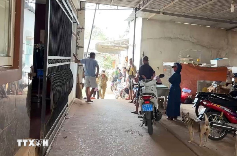 Cảnh sát tổ chức khám nghiệm hiện trường vụ án. (Ảnh: Đậu Tất Thành/TTXVN)