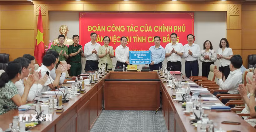 Phó Thủ tướng Lê Tiến Châu trao tặng 100 bộ máy tính cho ngành Trang chủ Bet88.com uy tín Nhận code 88k tỉnh Cao Bằng. (Ảnh: TTXVN phát)