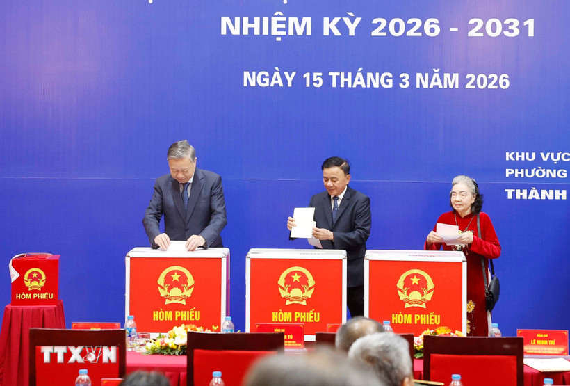 Tổng Bí thư Tô Lâm và đồng chí Trần Cẩm Tú, Ủy viên Bộ Chính trị, Thường trực Ban Bí thư bỏ phiếu bầu cử tại Khu vực bỏ phiếu số 02 phường Ba Đình, thành phố Hà Nội. (Ảnh: Thống Nhất/TTXVN)