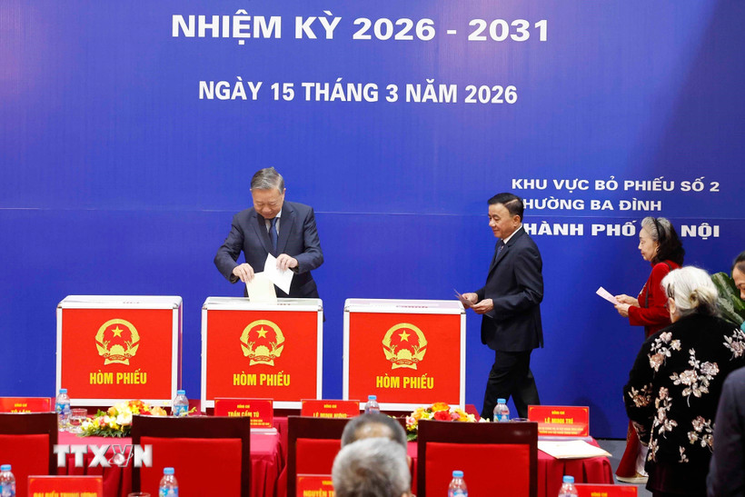 Tổng Bí thư Tô Lâm bỏ phiếu bầu cử tại Khu vực bỏ phiếu số 02 phường Ba Đình, thành phố Hà Nội. (Ảnh: Thống Nhất/TTXVN)