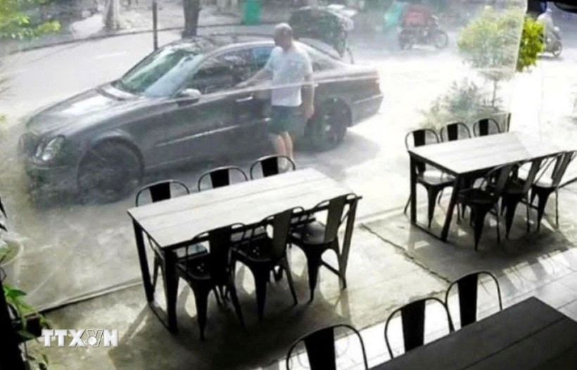 Đối tượng nghi là người nước ngoài trộm xe ôtô hiệu Mercedes-Benz tại phường An Hải (thành phố Đà Nẵng). (Ảnh: TTXVN phát)