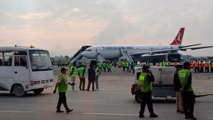 Máy bay của Turkish Airlines đã bị cháy cụm lốp càng đáp bên phải trong lúc hạ cánh xuống sân bay quốc tế Tribhuvan. (Nguồn: AP)