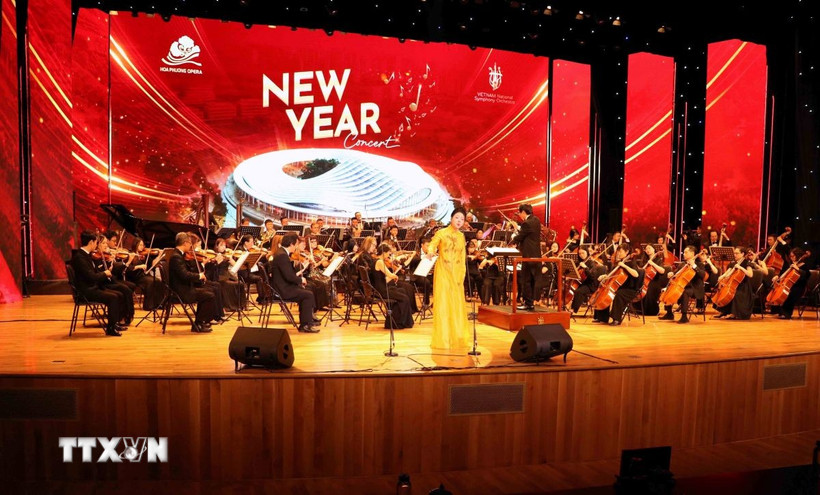 Chương trình nghệ thuật chào năm mới “New Year Concert” diễn ra trong không gian hiện đại của Nhà hát Hoa Phượng. (Ảnh: Hoàng Ngọc/TTXVN)