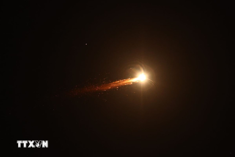 Tên lửa phóng từ Iran bị đánh chặn trên bầu trời thành phố Tel Aviv, Israel ngày 7/3/2026. (Ảnh: THX/TTXVN)