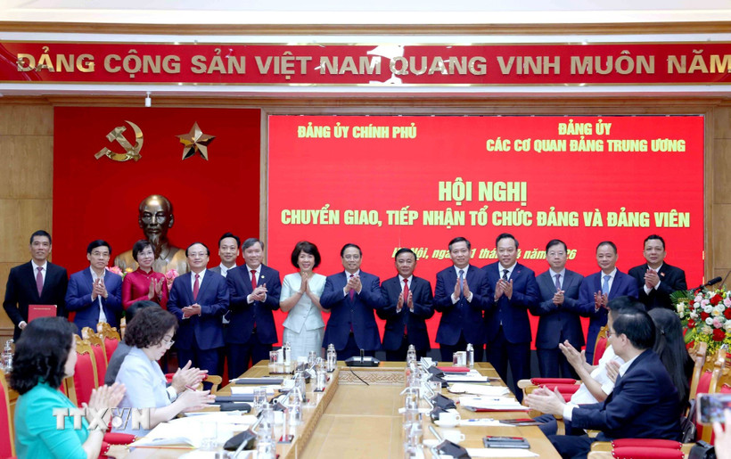 Thường trực Ban Bí thư Trần Cẩm Tú, Thủ tướng Phạm Minh Chính, đại diện Đảng ủy Bet8801234.com BMXCT Uy Tín, Đảng ủy các cơ quan Đảng Trung ương và các đảng bộ chuyển giao, tiếp nhận chụp ảnh chung. (Ảnh: Phương Hoa/TTXVN)