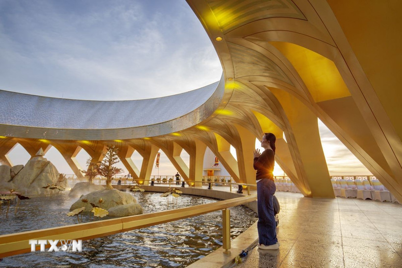 Du khách thành tâm khấn bái trên đỉnh núi Bà Đen trong khoảnh khắc chiều hoàng hôn, gửi gắm ước vọng bình an, may mắn cho năm mới 2026. (Ảnh: Giang Phương/TTXVN)