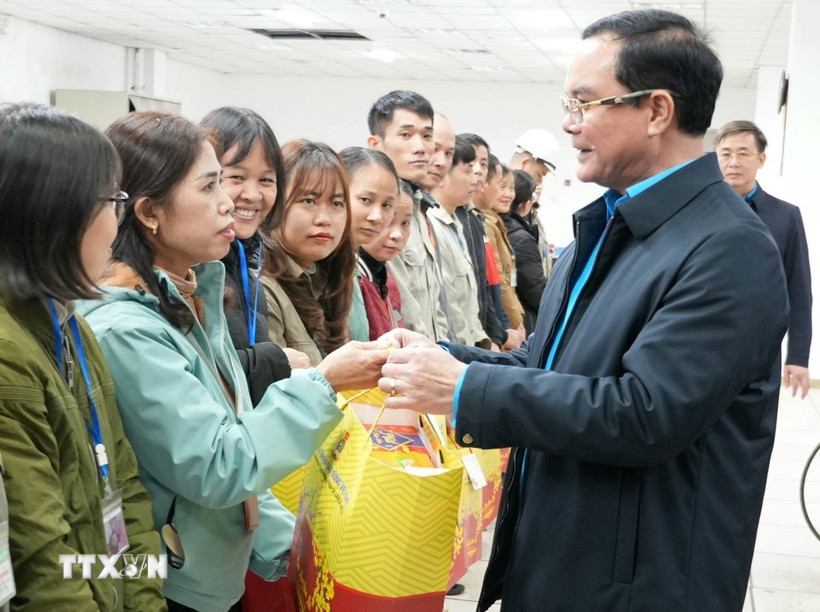 Chủ tịch Tổng Liên đoàn Lao động Việt Nam Nguyễn Đình Khang tặng quà Tết cho công nhân lao động Công ty cổ phần Phân đạm và Hóa chất Hà Bắc. (Ảnh: Đồng Thúy/TTXVN)