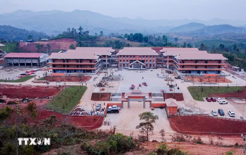 Trường Phổ thông nội trú liên cấp Tiểu học và Trung học cơ sở Si Pa Phìn, tỉnh Điện Biên được xây dựng khang trang, chuẩn bị khánh thành. (Ảnh: TTXVN phát)